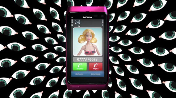 , Ροζ Nokia N8, Μυστήριο promo video με κούκλες Barbie