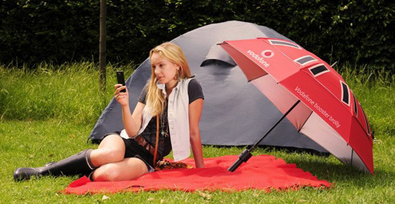 , Τρελή ομπρέλα Vodafone που φορτίζει το κινητό σου και αυξάνει το σήμα του