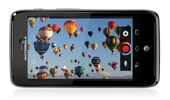 , Motorola Atrix HD, Με οθόνη 4.5 ίντσες HD και Kevlar