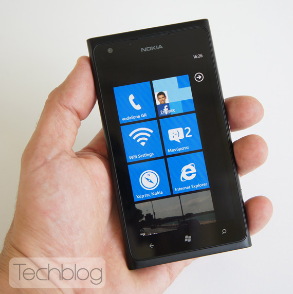 , Nokia Lumia 900 τρέχει Windows Phone 7.8