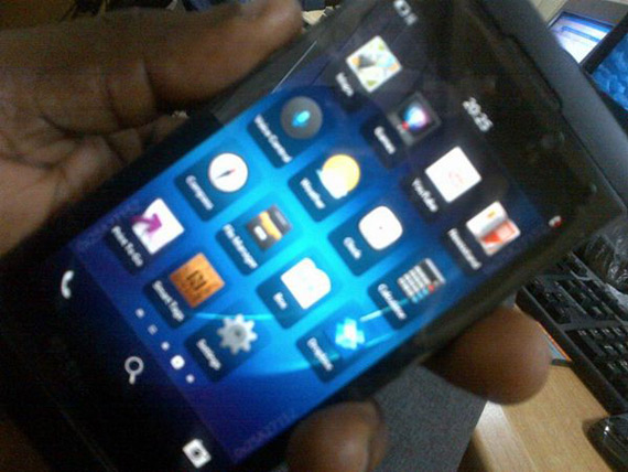 , BlackBerry 10 L-Series, Φωτογραφίες 2 μήνες πριν τις ανακοινώσεις