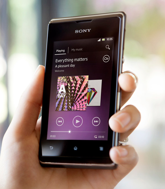 , Sony Xperia E, Με οθόνη 3.5 ίντσες και τεχνολογίες xLoud και HD Voice