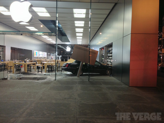 apple store στο Σικάγο, Αυτοκίνητο «εισβάλει» σε Apple Store στο Σικάγο