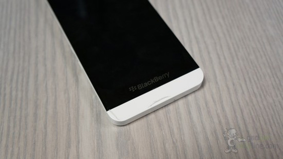 BlackBerry Z10 white, BlackBerry Z10, Ποζάρει σε λευκό χρώμα