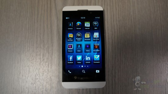BlackBerry Z10 white, BlackBerry Z10, Ποζάρει σε λευκό χρώμα