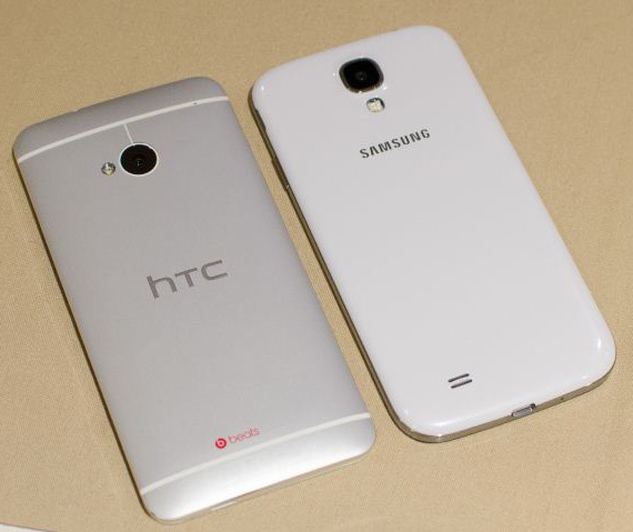 HTC One Galaxy S 4, HTC One και Galaxy S 4 φωτογραφίζονται πλάι-πλάι