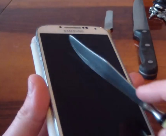Samsung Galaxy S 4 μαχαίρι, Samsung Galaxy S 4, Δοκιμή με αιχμηρά αντικείμενα [video]
