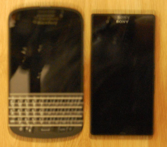 Sony Xperia Z1 mini, Sony Xperia Z1 mimi, Εμφανίζεται σε φωτογραφία και δείχνει mini