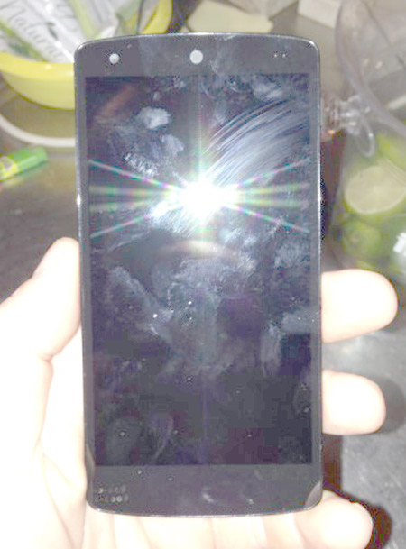 LG Nexus 5, Το Nexus 5 με Android KitKat εμφανίζεται σε μπαρ