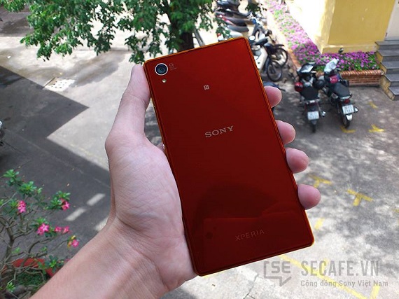 Sony Xperia Z1, Sony Xperia Z1, Και κόκκινο και τρέχει Android 4.4.2 KitKat