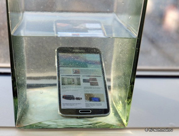 Samsung Galaxy S5 αδιάβροχο, Samsung Galaxy S5, Πρώτη δοκιμή κάτω από νερό