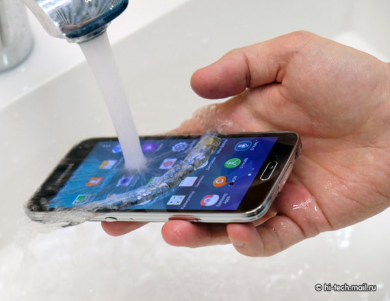 Samsung Galaxy S5 αδιάβροχο, Samsung Galaxy S5, Πρώτη δοκιμή κάτω από νερό