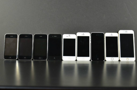 , iPhone 6 dummy, φωτογραφίζεται μαζί με όλα τα προηγούμενα iPhone
