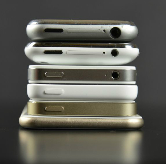 , iPhone 6 dummy, φωτογραφίζεται μαζί με όλα τα προηγούμενα iPhone