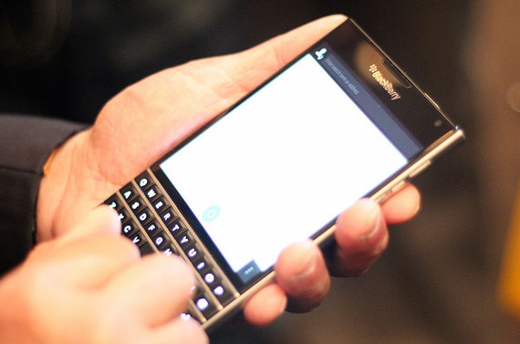 , BlackBerry CEΟ, μας επιδεικνύει τα νέα BlackBerry Passport και Classic