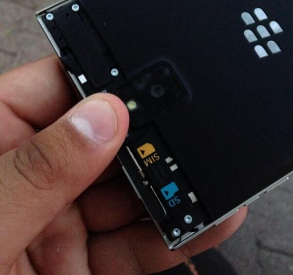 , BlackBerry Passport, νέες φωτογραφίες της συσκευής με το εντυπωσιακό πληκτρολόγιο