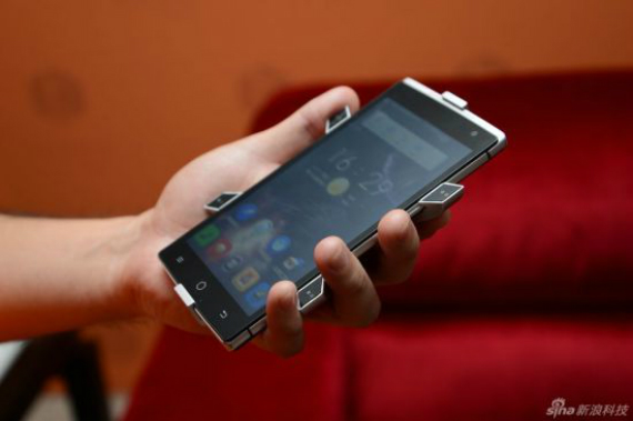 ολογραφικό smartphone, Takee, παρουσίασε το πρώτο ολογραφικό smartphone στον κόσμο