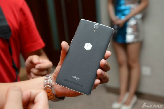 ολογραφικό smartphone, Takee, παρουσίασε το πρώτο ολογραφικό smartphone στον κόσμο