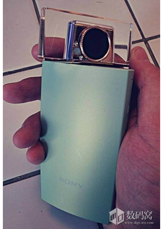 sony selfie phone, Το παράξενο selfie phone της Sony που μοιάζει με μπουκάλι από άρωμα