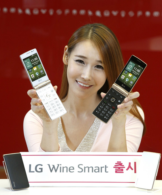 LG Wine Smart, LG Wine Smart, Έξυπνο κινητό με σχεδιασμό clamshell