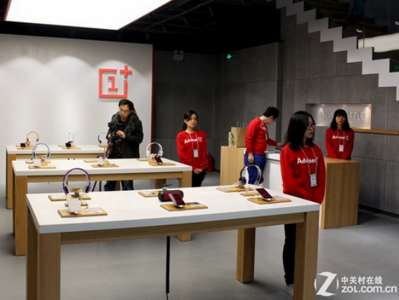 oneplus physical store, OnePlus, άνοιξε το πρώτο της κατάστημα
