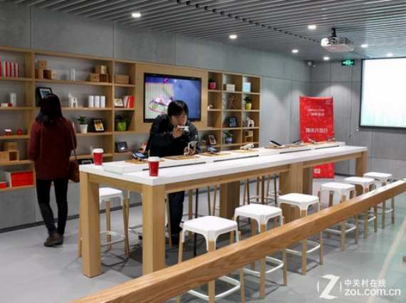 oneplus physical store, OnePlus, άνοιξε το πρώτο της κατάστημα