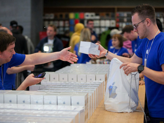 iphone ρεκόρ πωλήσεων, Apple: Σάρωσε στις πωλήσεις με 74.5 εκατομμύρια iPhone