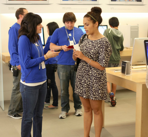 apple store microsoft πλάκα, Apple Store: Όταν &#8220;υπάλληλοι&#8221; της Apple προωθούν τη Microsoft [video]