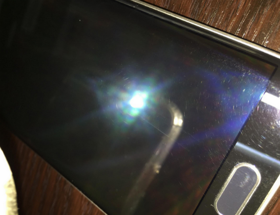 samsung galaxy s6 edge γρατζουνιές, Samsung Galaxy S6 Edge: Ελαττωματικά κομμάτια με γρατζουνιές και καμμένα pixel;