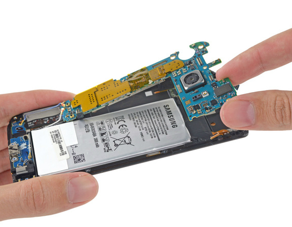 samsung galaxy s6 edge teardown, Samsung Galaxy S6 Edge: 3 στα 10 το σκορ επισκευής του [iFixit teardown]