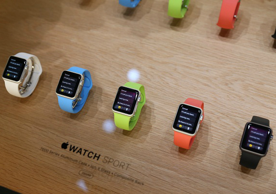 apple watch sales, Apple Watch: Η έκπτωση αύξησε τις πωλήσεις- Ποιοι αγοράζουν το iPhone SE;