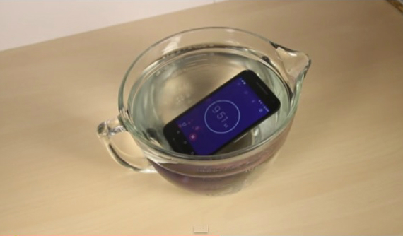 Motorola Moto G: Δοκιμάζει την αντοχή του στο νερό [video], Motorola Moto G: Δοκιμάζει την αντοχή του στο νερό [video]