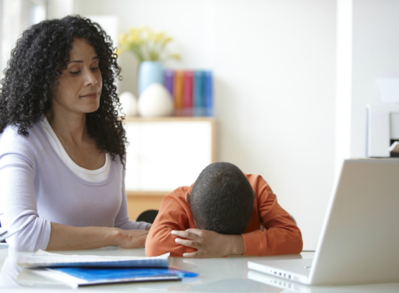 parents use facebook, Έρευνα: Όσοι είναι γονείς ξοδεύουν περισσότερο χρόνο στο Facebook