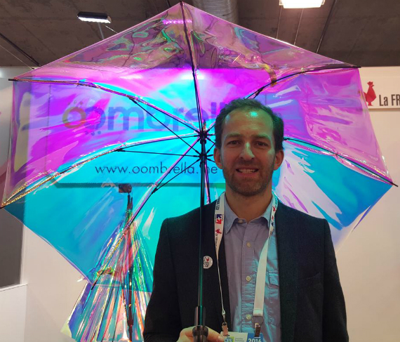 oombrella smart umbrella, Oombrella: Η έξυπνη ομπρέλα σε ειδοποιεί πότε θα βρέξει
