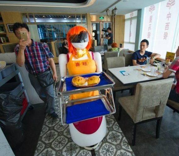 robot waiters fired, Κίνα: Απολύθηκαν τα ρομπότ σερβιτόροι