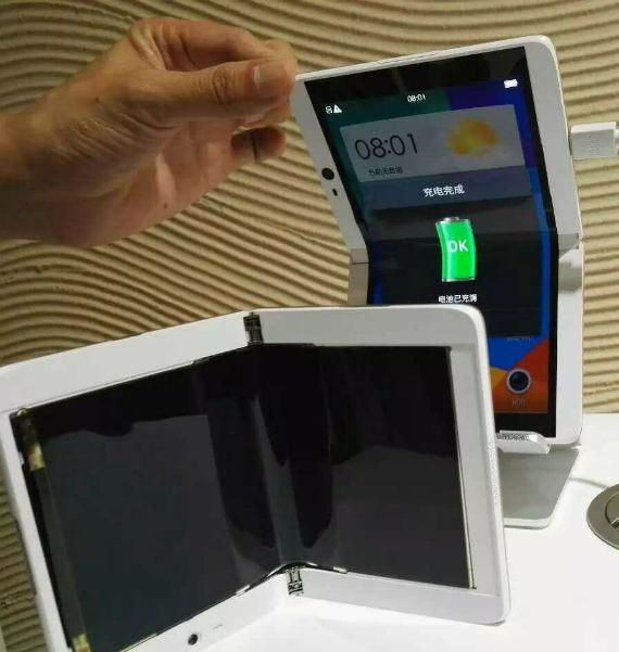 oppo foldable phone, Oppo: Το αναδιπλούμενο smartphone ποζάρει στην κάμερα