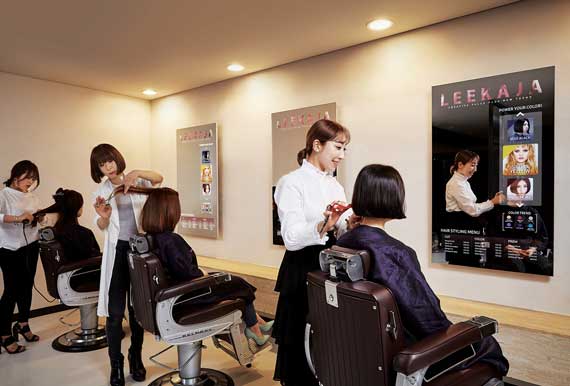 Samsung Mirror Display, Samsung Mirror Display: Οι πρώτες οθόνες καθρέπτης εγκαταστάθηκαν σε σαλόνι ομορφιάς στην Κορέα