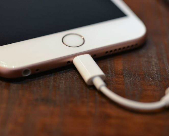 Apple, Apple: Έρχεται fix για το bug που επηρεάζει τα Lightning headphone controls