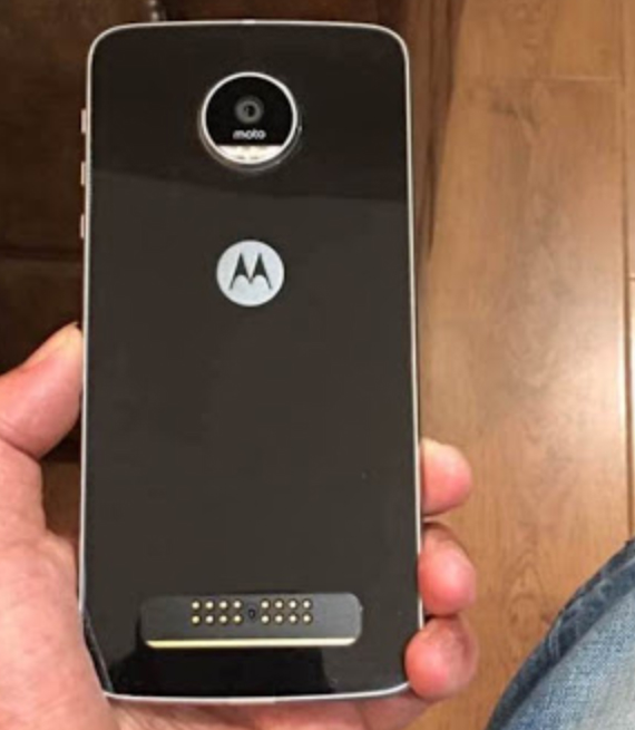 Motorola Moto Z Play, Moto Z Play: Ποζάζει σε hands on φωτογραφίες