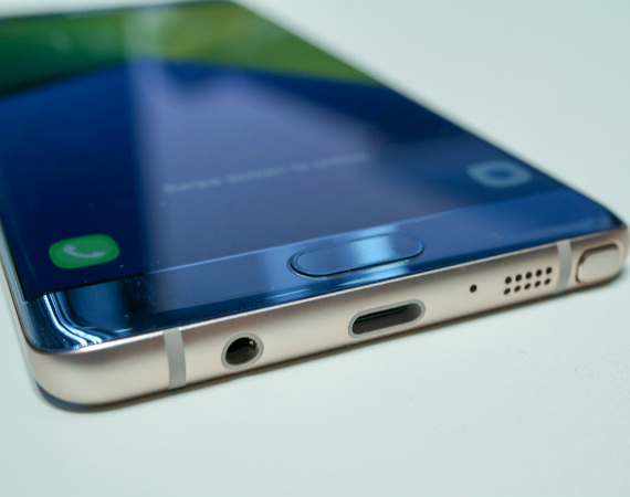samsung apple 3.5 mm, Samsung: Ειρωνεύεται την Apple για την αφαίρεση της θύρας ακουστικών