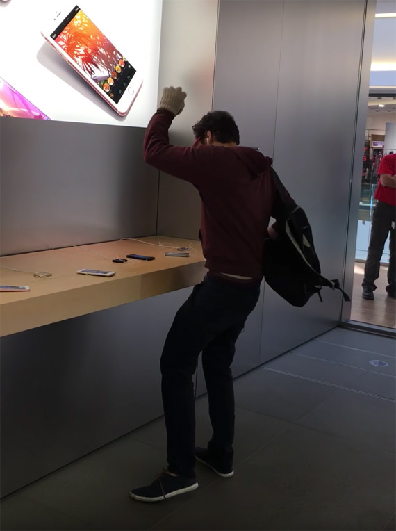 , Εισέβαλε σε Apple Store και άρχισε να σπάει συσκευές