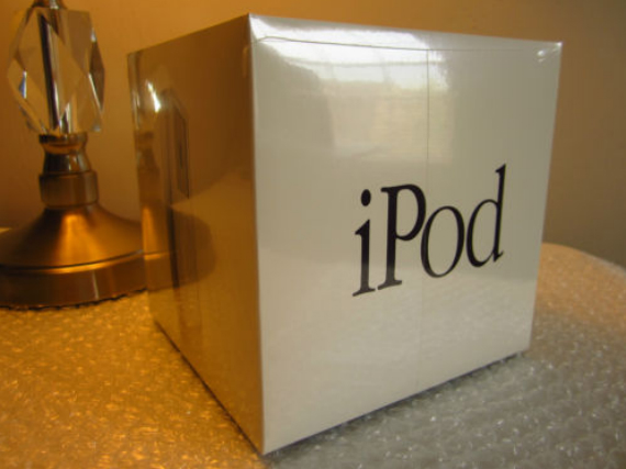first ipod priced 200k, Το πρώτο iPod πωλείται 200.000 δολάρια στο κουτί του