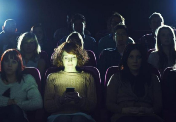texting cinema lawsuit, Άνδρας μήνυσε το ραντεβού του επειδή έστελνε μηνύματα στο σινεμά