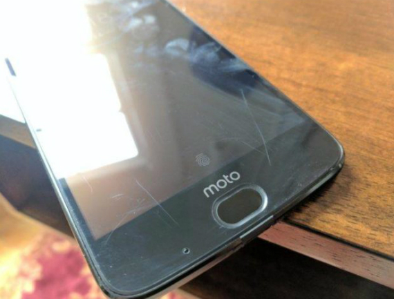 Moto Z2 Force screen scratches, Moto Z2 Force: Η Motorola απαντά για τις γρατζουνιές με το νύχι