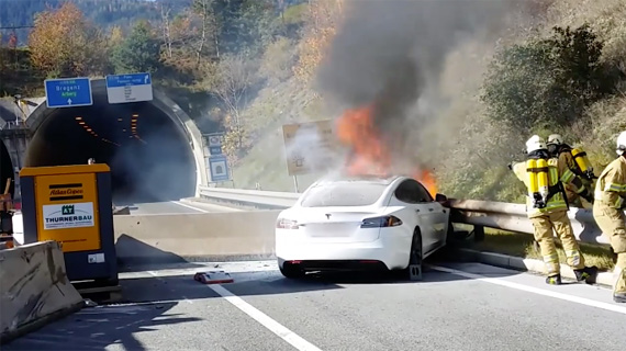 Tesla Model S φωτιά βίντεο, Tesla πιάνει φωτιά σε αυτοκινητόδρομο μετά από σύγκρουση [video]