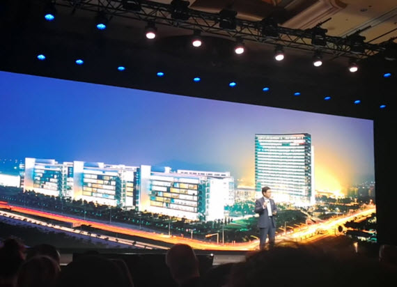 Huawei CEO CES 2018, Ο CEO της Huawei τα βάζει με τους παρόχους στις ΗΠΑ