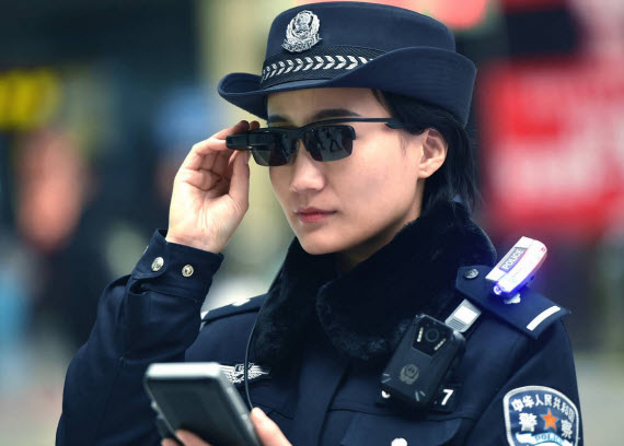 γυαλιά αναγνώριση προσώπου, Η Κινέζικη αστυνομία φορά γυαλιά με αναγνώριση προσώπου