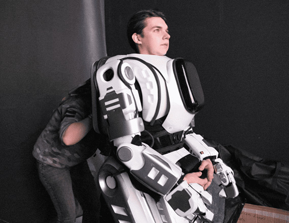 Ρωσικό Hi-Tech ρομπότ αποδεικνύεται άνθρωπος φοράει στολή, Ρωσικό &quot;Hi-Tech ρομπότ&quot; αποδεικνύεται πως είναι άνθρωπος που φοράει στολή