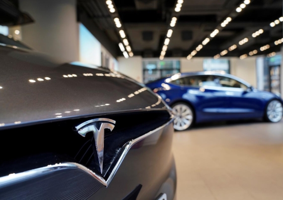 Tesla, Η Tesla ξεκινά τις πωλήσεις ενός φθηνότερου Model 3 στη Κίνα
