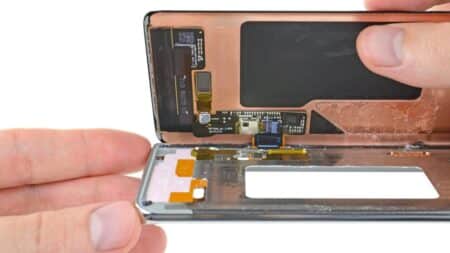 Teardown αποκαλύπτει πόσο δύσκολη είναι η επισκευή των Galaxy S10